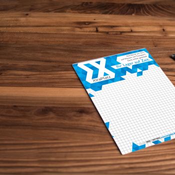 Schreibblock der Firma Xtraplatz auf einer Holzoberfläche